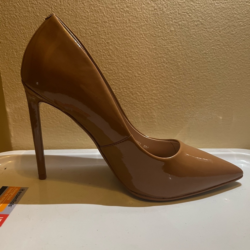 Steve Madden Dark Tan Pointed Toe Patent Leather Pump - Size 5